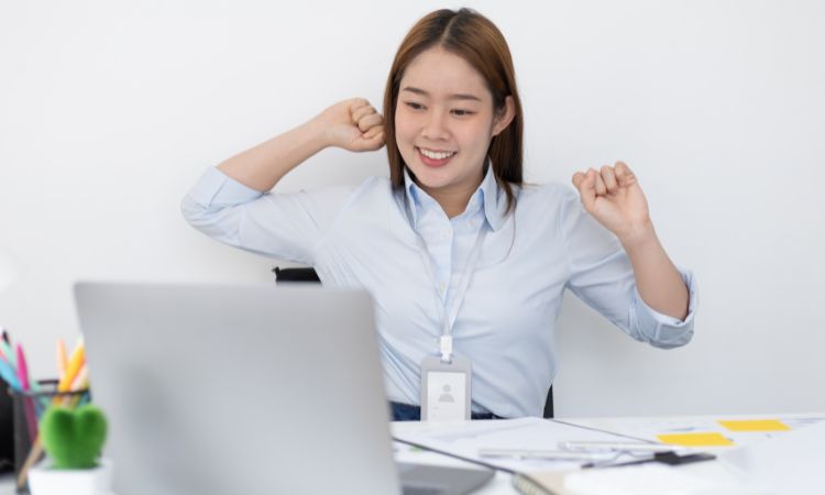 An employee sitting on work desk feeling tied wants Rest Breaks at Work
